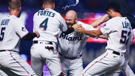 Marlins stun Holmes and Kahnle with 5 runs in 9th, beat Yankees 8-7 as Burger gets game-ending hit